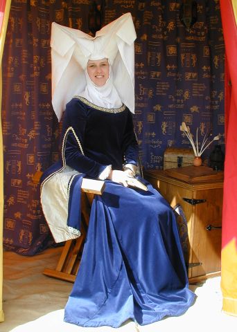 Christine de Pizan Style Headdress, the 'Attor de Gibet' with Fine White Linen
