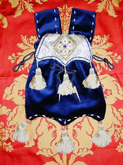 Blue velvet pouch with quatrefoil in goldwork with 5 blue jewels and blue Venetian glass beads